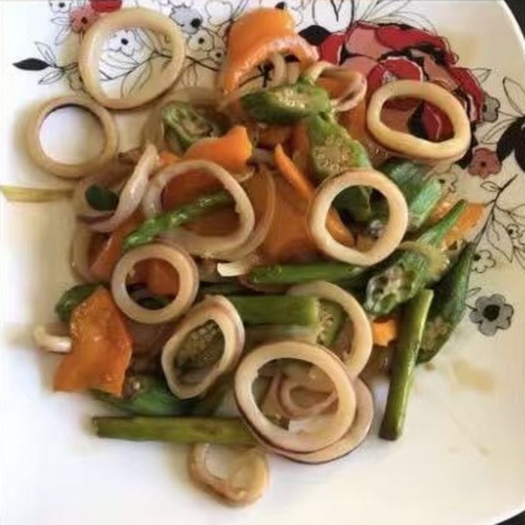 Squid with asparagus, carrot and okra