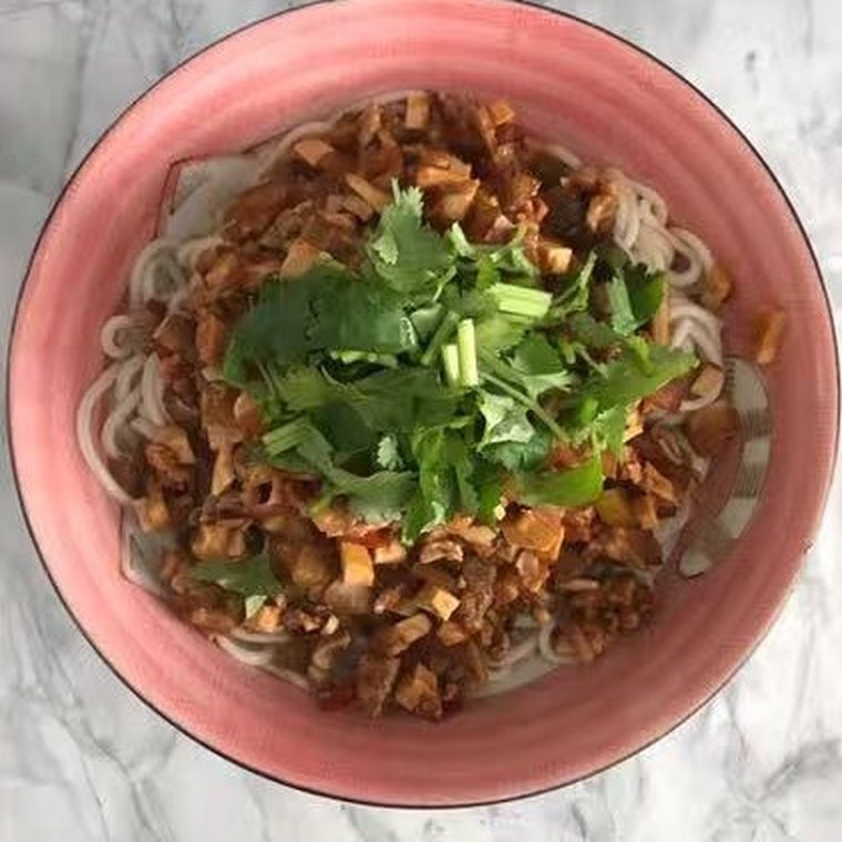 Rice noodles with minced topping and coriander
