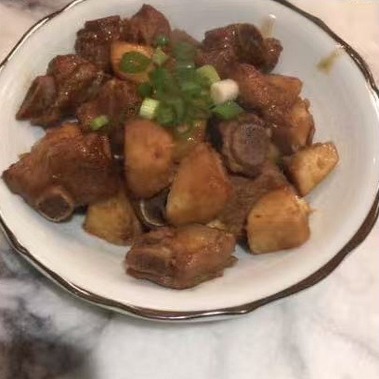 Braised pork ribs with potato and spring onion